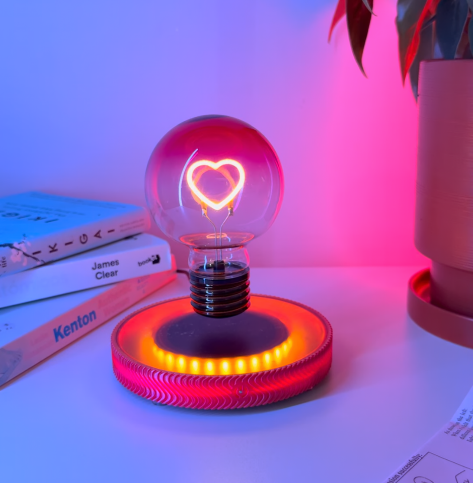 Floatly Heart – Levitating Lamp with Heart Glow
